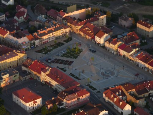 Strzyżowski rynek w porannym słońcu.