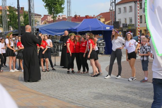 Modlitwa uwielbienia i taniec na strzyżowskim Rynku