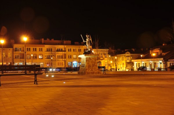 Rynek w Strzyżowie nocą zdjęcia