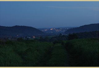 brama frysztacka nocą