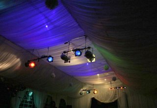 Oświetlenie namiotu podczas uroczystości w plenerze.