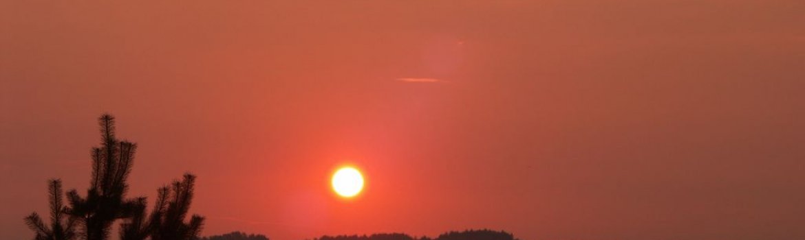 Krajobraz okolicy i zachodzace słońce