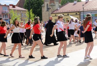 Modlitwa uwielbienia i taniec na strzyżowskim Rynku
