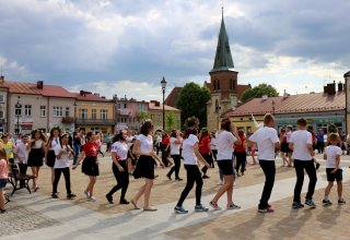 Modlitwa uwielbienia i taniec na strzyżowskim Rynku