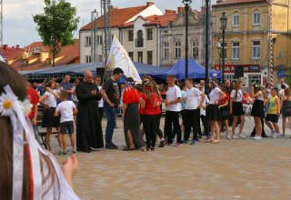 Modlitwa uwielbienia i taniec na strzyżowskim Rynku
