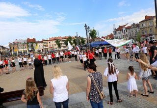 Modlitwa uwielbienia i taniec na strzyżowskim Rynku