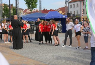 Modlitwa uwielbienia i taniec na strzyżowskim Rynku