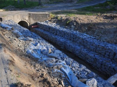 Zabezpieczanie osuwiska w Niewodnej