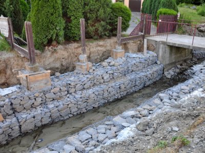 Zabezpieczanie osuwiska w Niewodnej