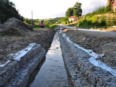 Zabezpieczanie osuwiska w Niewodnej