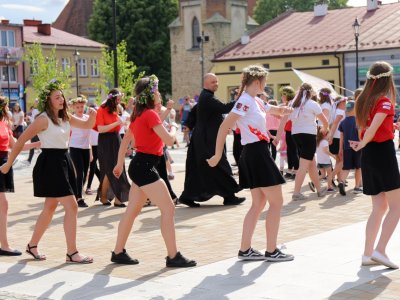 Modlitwa uwielbienia i taniec na strzyżowskim Rynku