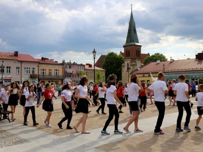 Modlitwa uwielbienia i taniec na strzyżowskim Rynku
