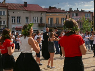 Modlitwa uwielbienia i taniec na strzyżowskim Rynku