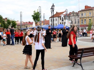 Modlitwa uwielbienia i taniec na strzyżowskim Rynku