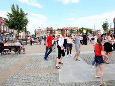 Modlitwa uwielbienia i taniec na strzyżowskim Rynku