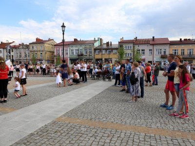Modlitwa uwielbienia i taniec na strzyżowskim Rynku