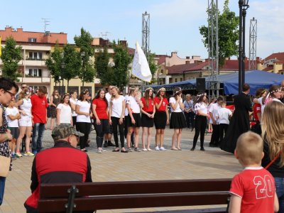 Modlitwa uwielbienia i taniec na strzyżowskim Rynku