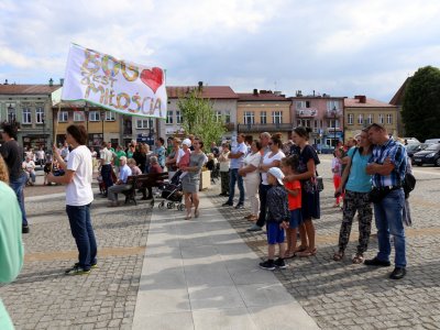 Modlitwa uwielbienia i taniec na strzyżowskim Rynku