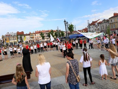 Modlitwa uwielbienia i taniec na strzyżowskim Rynku