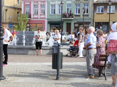 Modlitwa uwielbienia i taniec na strzyżowskim Rynku