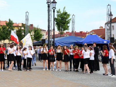 Modlitwa uwielbienia i taniec na strzyżowskim Rynku