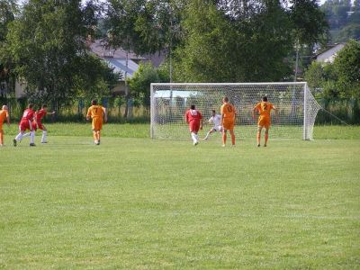 Czaja zdobywa gola z rzutu karnego dla Bratka