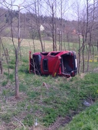 Renault wypadło z drogi i dachowało