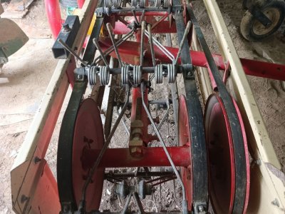 Przewrocarko-grabarka taśmowa